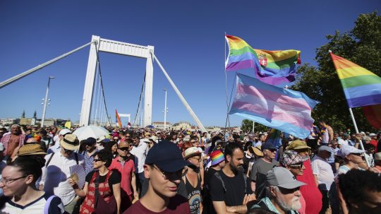 Na snímke účastníci Pridu kráčajú cez most v Budapešti.
