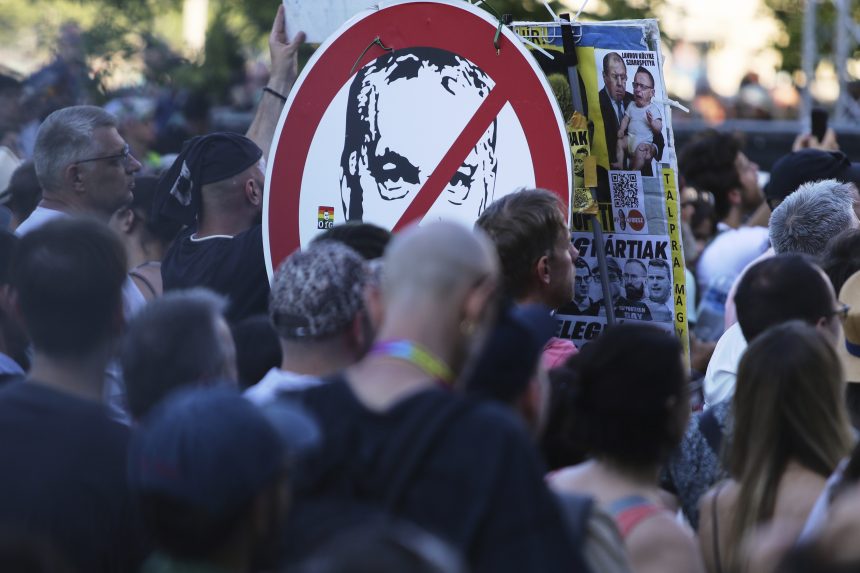 Orbán obvinil EÚ z napomáhania pri organizácii „odpudivého a hanebného“ dúhového pochodu v Budapešti