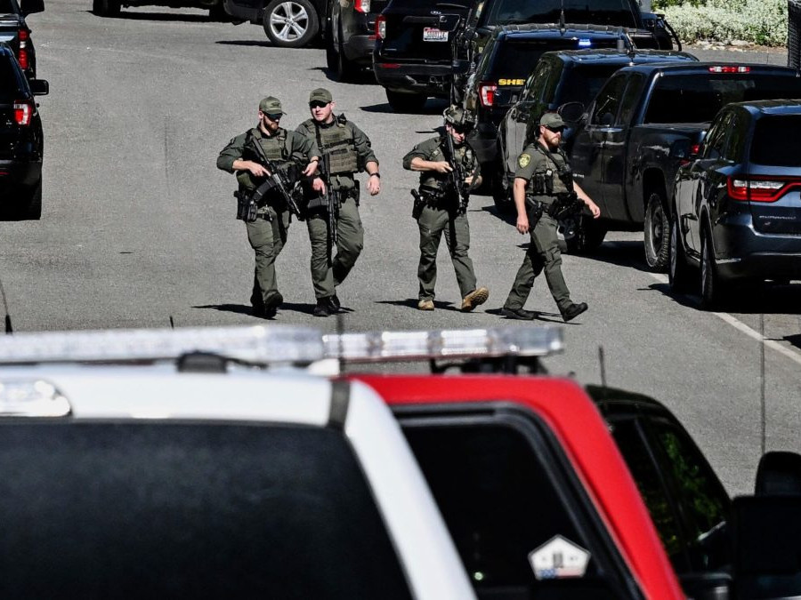 Na snímke polícia a hasiči zasahujú v Idahu pri požiari a po streľbe.