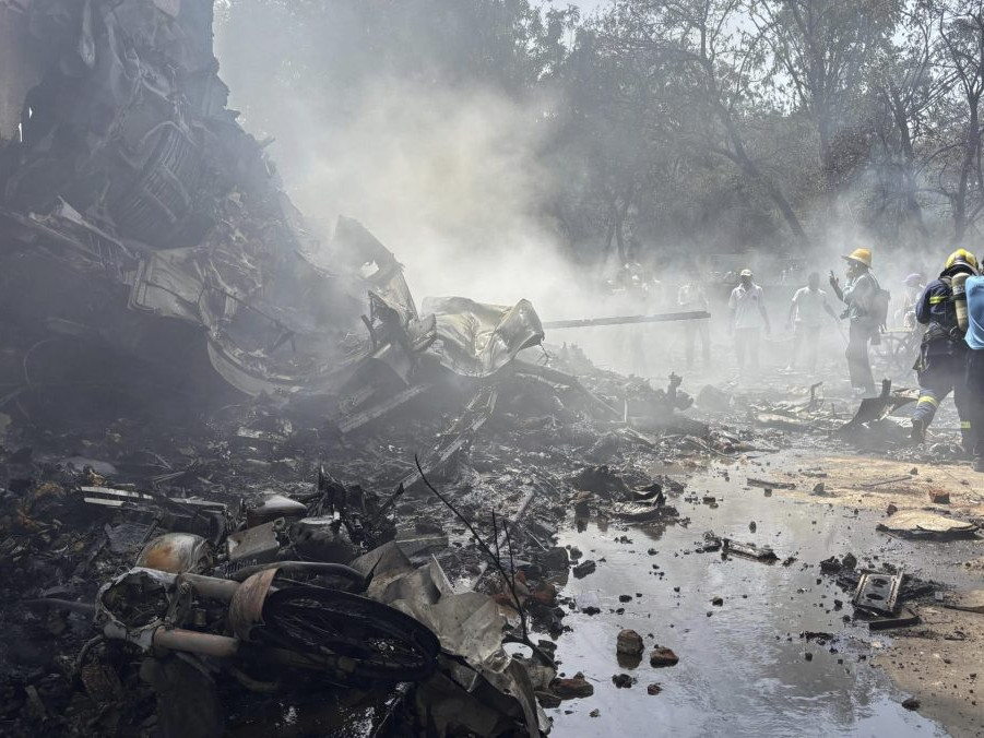 Na snímke hasiči zasahujú po havárii lietadla Boeing 787-8 Dreamliner smerujúceho do Londýna.