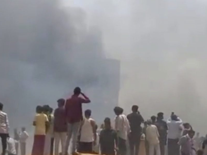 Na západe Indie havarovalo lietadlo s vyše 240 ľuďmi na palube. Zrútilo sa na ubytovňu pre lekárov