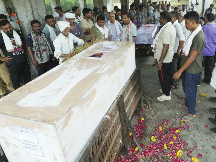 ľudia na pohrebe v Indii