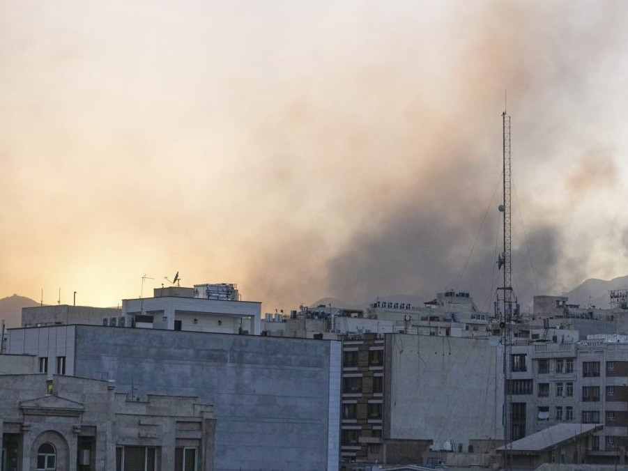 Dym stúpa po izraelskom útoku na Teherán.