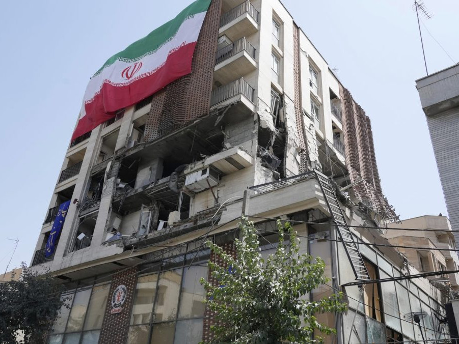 budova s iránskou vlajkou