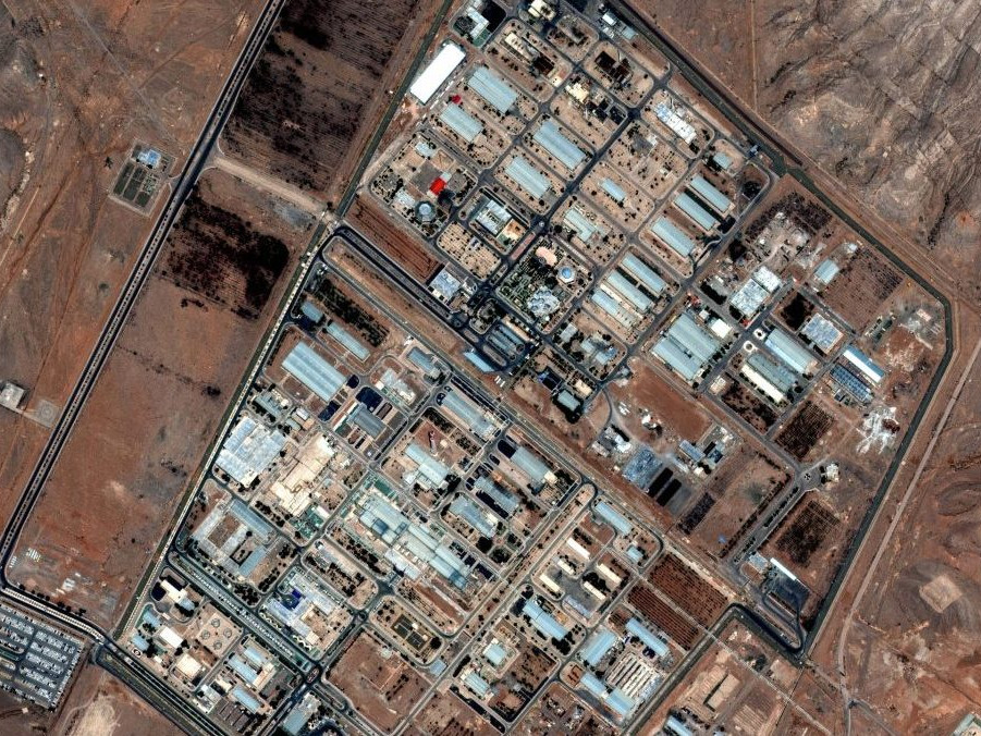 Na satelitnej snímke americkej spoločnosti Maxar iránske zariadenie na obohacovanie uránu v oblasti Isfahán