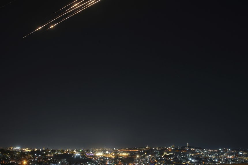 Izrael pokračoval s útokmi, z Teheránu a okolia sa ozývali výbuchy. Irán odpovedal odpálením stoviek rakiet