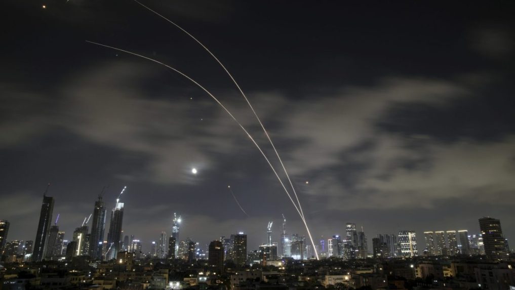 Irán tvrdí, že získal kontrolu nad izraelským nebom a použil hypersonické rakety