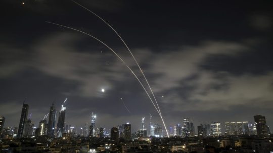 Izraelský systém protivzdušnej obrany odpaľuje rakety počas iránskeho útoku nad Tel Avivom.