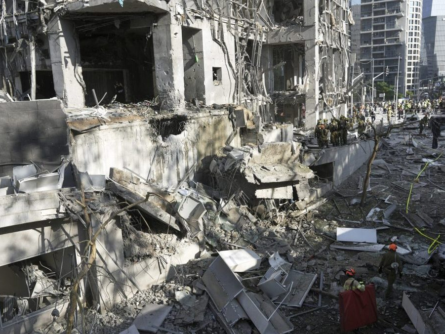 Škody po iránskych strelách na Izrael.