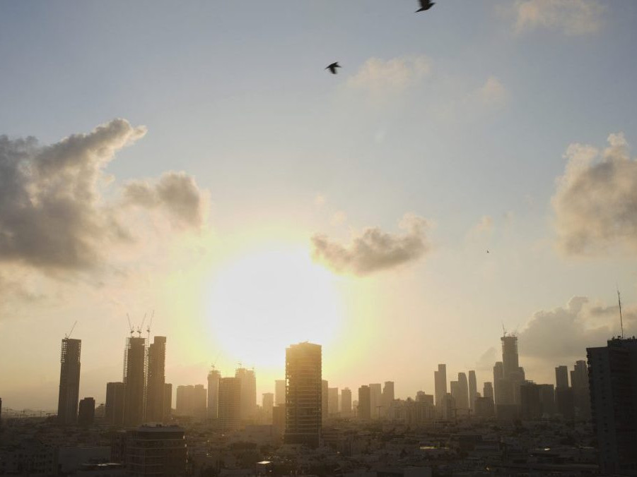 Panoráma Tel Avivu po leteckom útoku Iránu na Izrael.