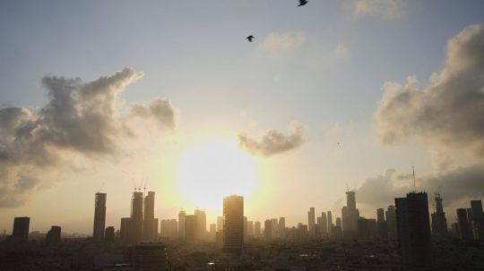 Panoráma Tel Avivu po leteckom útoku Iránu na Izrael.