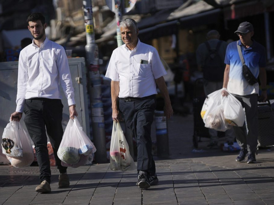 Izraelčania sa pripravujú na odvetu Iránu. Obyvateľov prebudili sirény, z obchodov miznú potraviny a voda