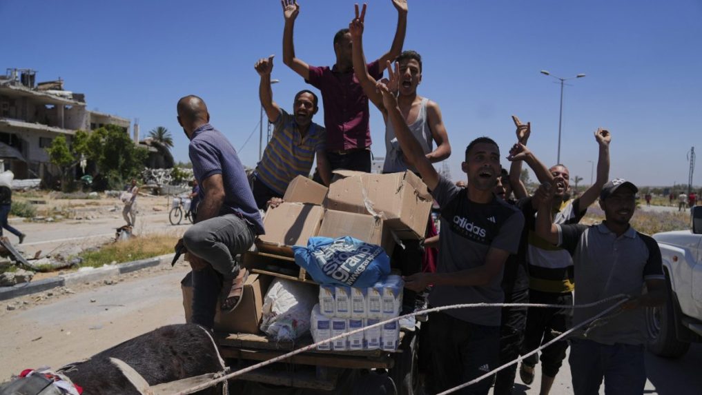 Centrá na distribúciu humanitárnej pomoci v Gaze zatvorili. Izrael označil ich okolie za bojové zóny