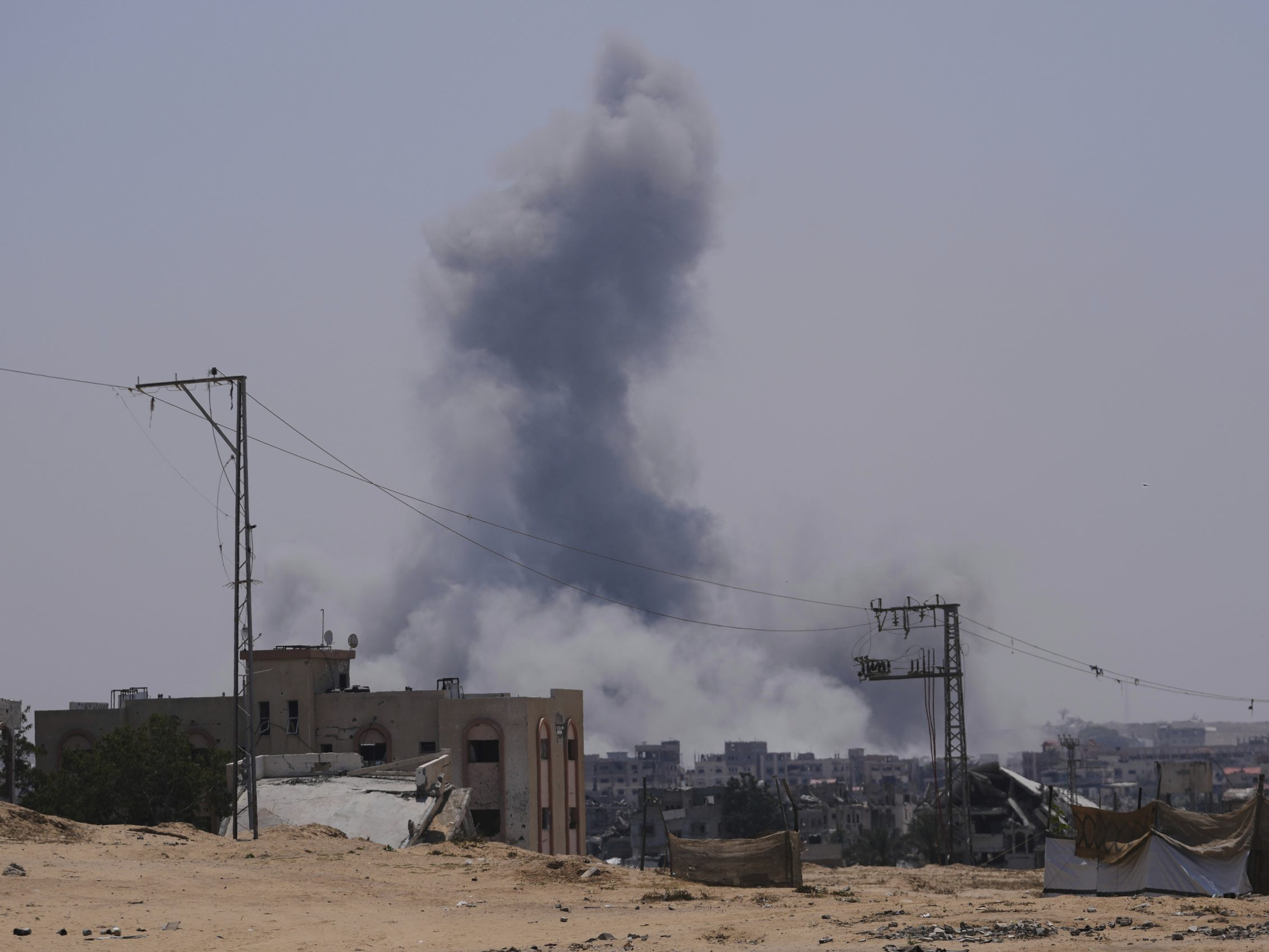 Na snímke dym stúpa po útoku izraelskej armády východne od Chán Júnisu v Gaze.