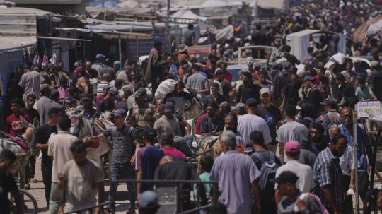 ľudia pri humanitárnom centre v Pásme Gazy