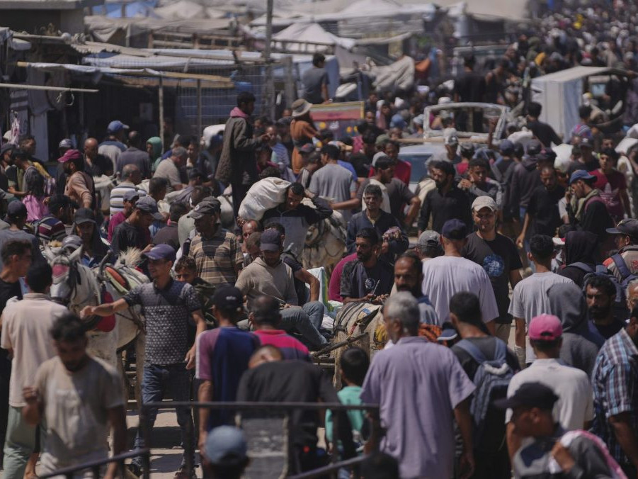 ľudia pri humanitárnom centre v Pásme Gazy