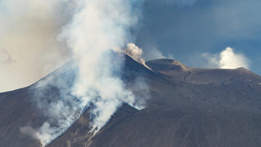Sopka Etna na Sicílii chrlila do vzduchu dym a popol, zrútila sa aj časť krátera