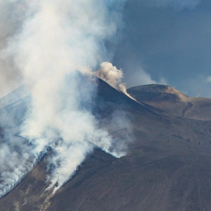 Sopka Etna na Sicílii chrlila do vzduchu dym a popol, zrútila sa aj časť krátera
