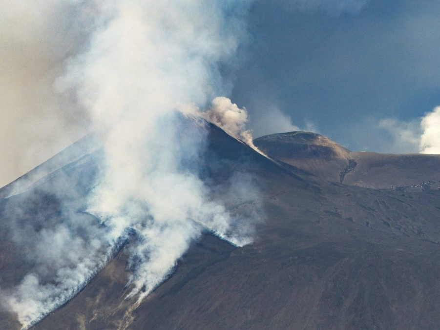 Sopka Etna na Sicílii chrlila do vzduchu dym a popol, zrútila sa aj časť krátera