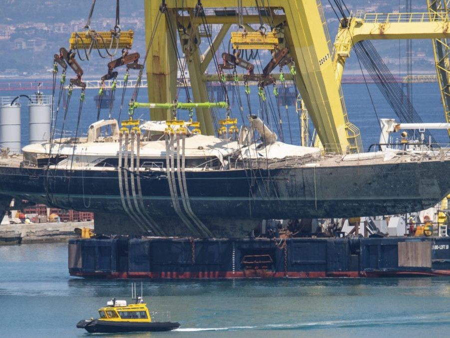 vrak jachty Bayesian