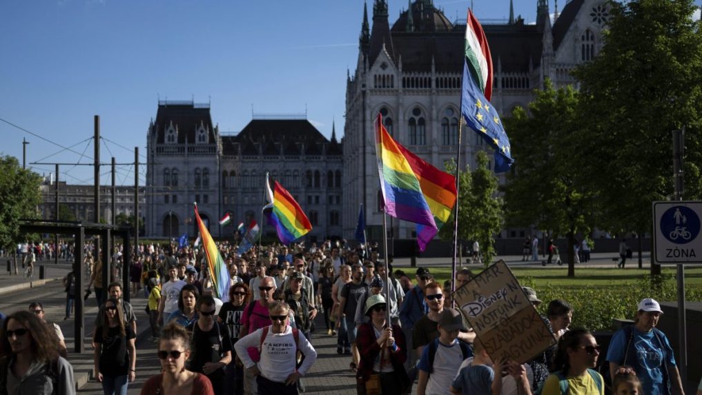 Orbán opäť pritvrdil proti sexuálnym menšinám. Na vládnych budovách zakázal umiestňovať LGBT+ symboly