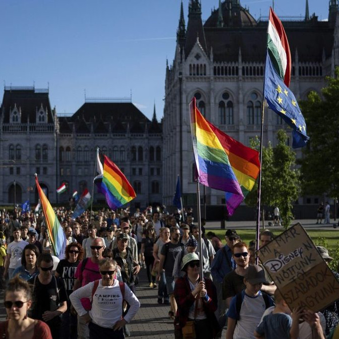 Orbán opäť pritvrdil proti sexuálnym menšinám. Na vládnych budovách zakázal umiestňovať LGBT+ symboly