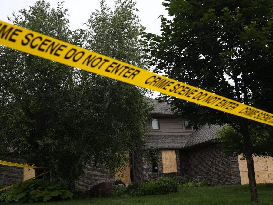 Polícia opáskovala miesto činu v Minnesote, kde páchateľ zabil političku a jej manžela.