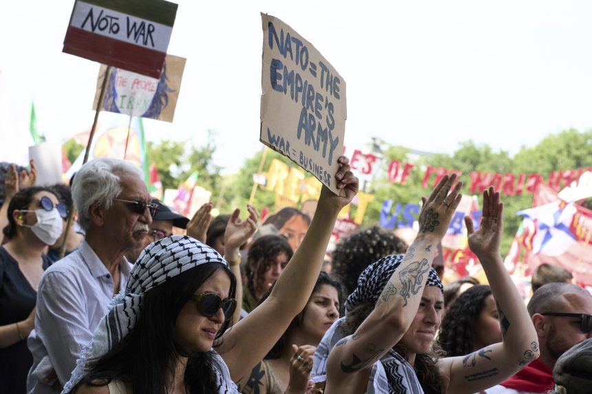 Členské štáty NATO sa zhodli na zvýšení obranných výdavkov na päť percent HDP, Španielsko si vyjednalo výnimku