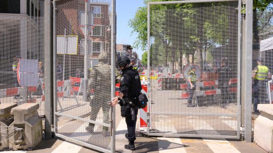 policajti pred bránou v Haagu