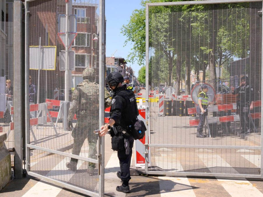 policajti pred bránou v Haagu