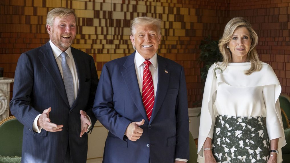 Donald Trump je na samite NATO zahrnutý lichôtkami. Nocoval v kráľovskom paláci, raňajkoval s panovníkom
