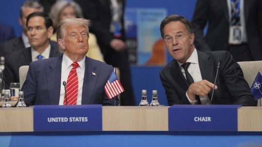 Na snímke Americký prezident Donald Trump (vľavo) a generálny tajomník NATO Mark Rutte.