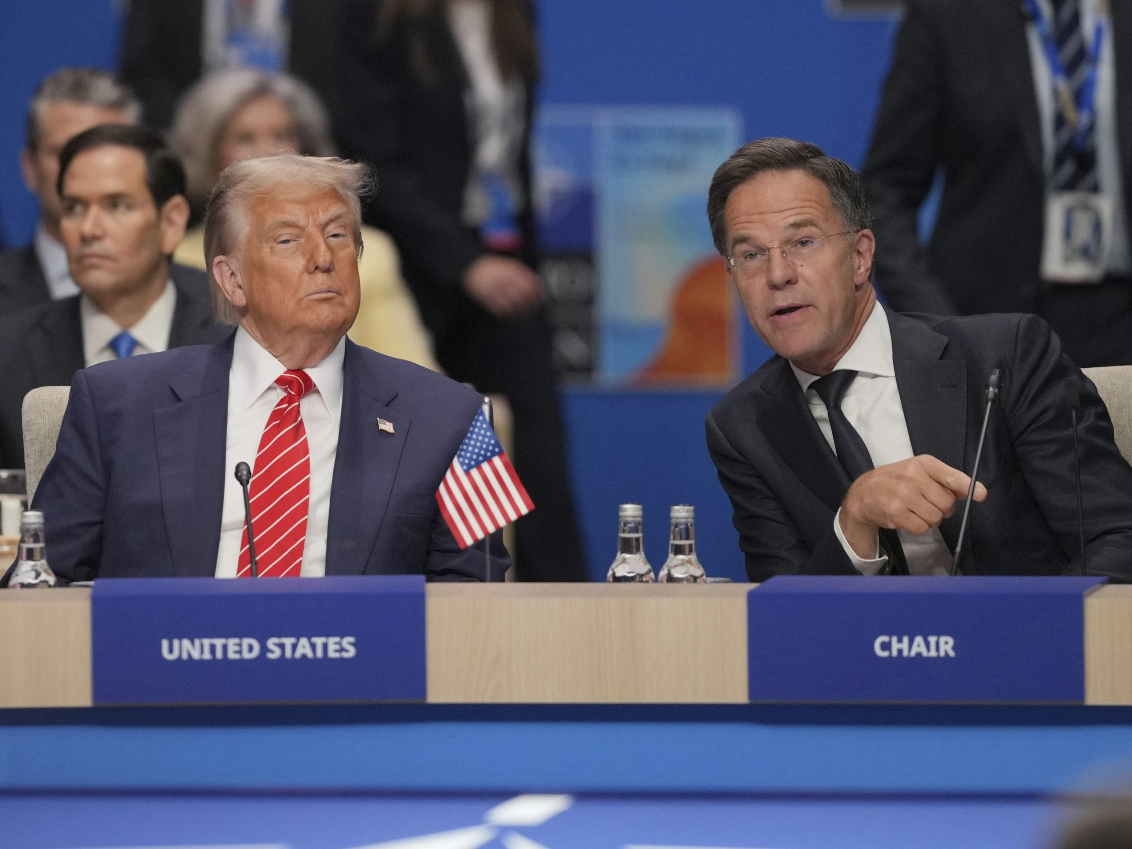 Na snímke Americký prezident Donald Trump (vľavo) a generálny tajomník NATO Mark Rutte.