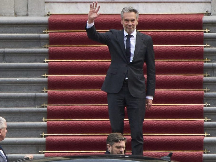 Holandský premiér Dick Schoof máva po odovzdaní demisie.