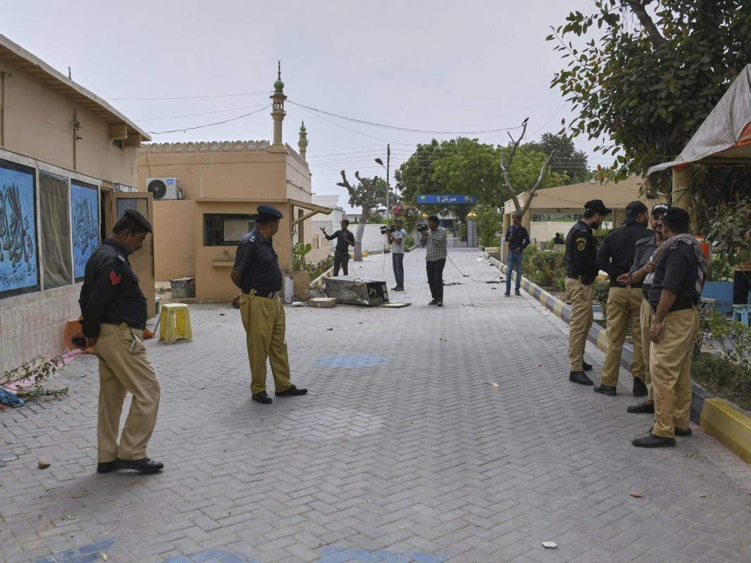 policajti v areáli väznice