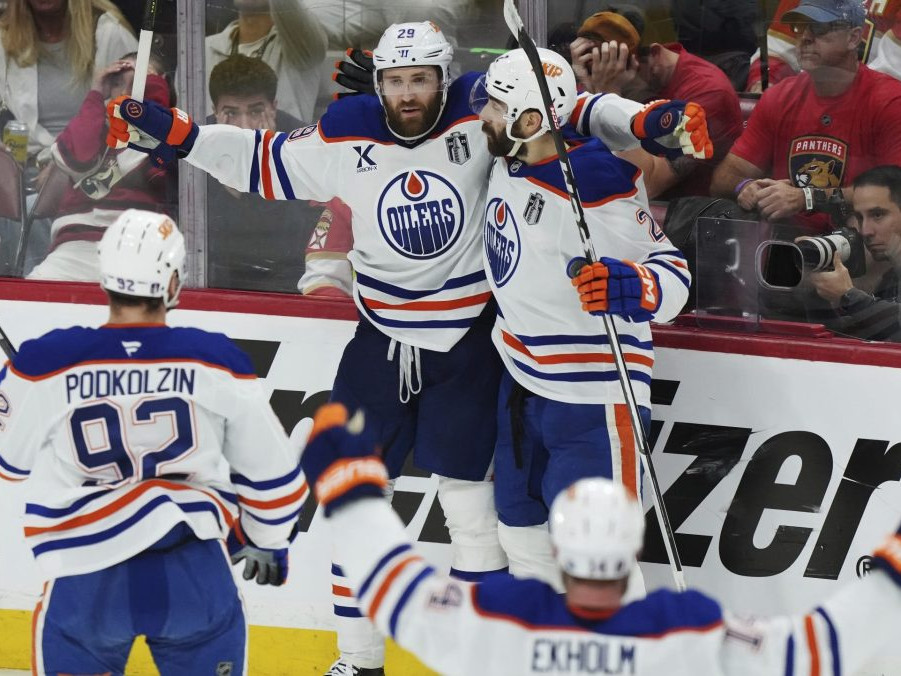 Hokejisti Oilers otočili zápas proti Floride, zvíťazili po predĺžení. Stav finálovej série NHL vyrovnali na 2:2