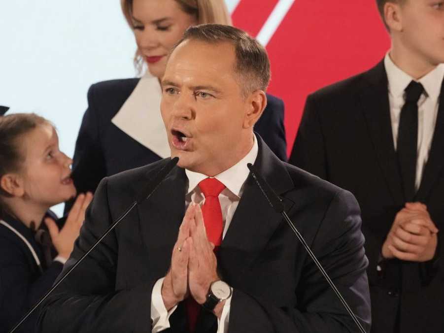 Poliaci si zvolili nového prezidenta: Stal sa ním kandidát opozície Karol Nawrocki