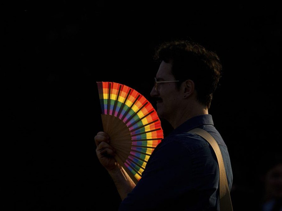 Účastník rumunského dúhového pochodu.