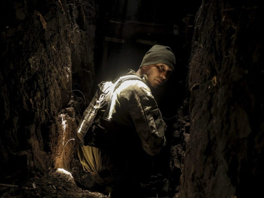 Ukrajinský vojak v zákope.