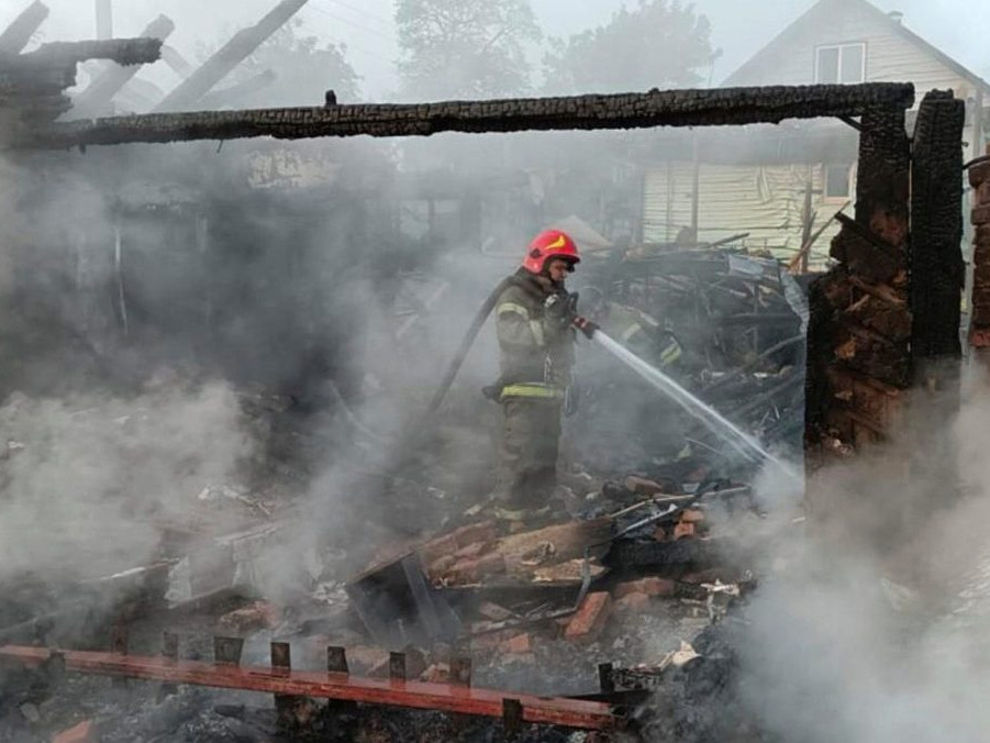 Požiarnik hasí požiar po nálete ruských dronov na mesto Pryluky.