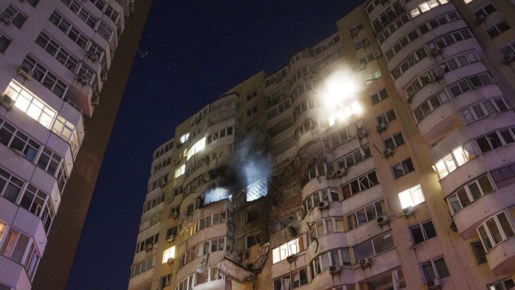Rusko v noci raketami a dronmi útočilo na ukrajinskú metropolu: Hlásia obete aj zranených
