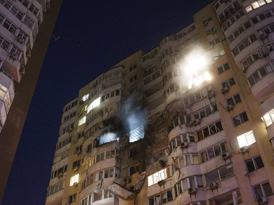 Zničená obytná budova v Kyjeve po dronovom útoku Ruska.