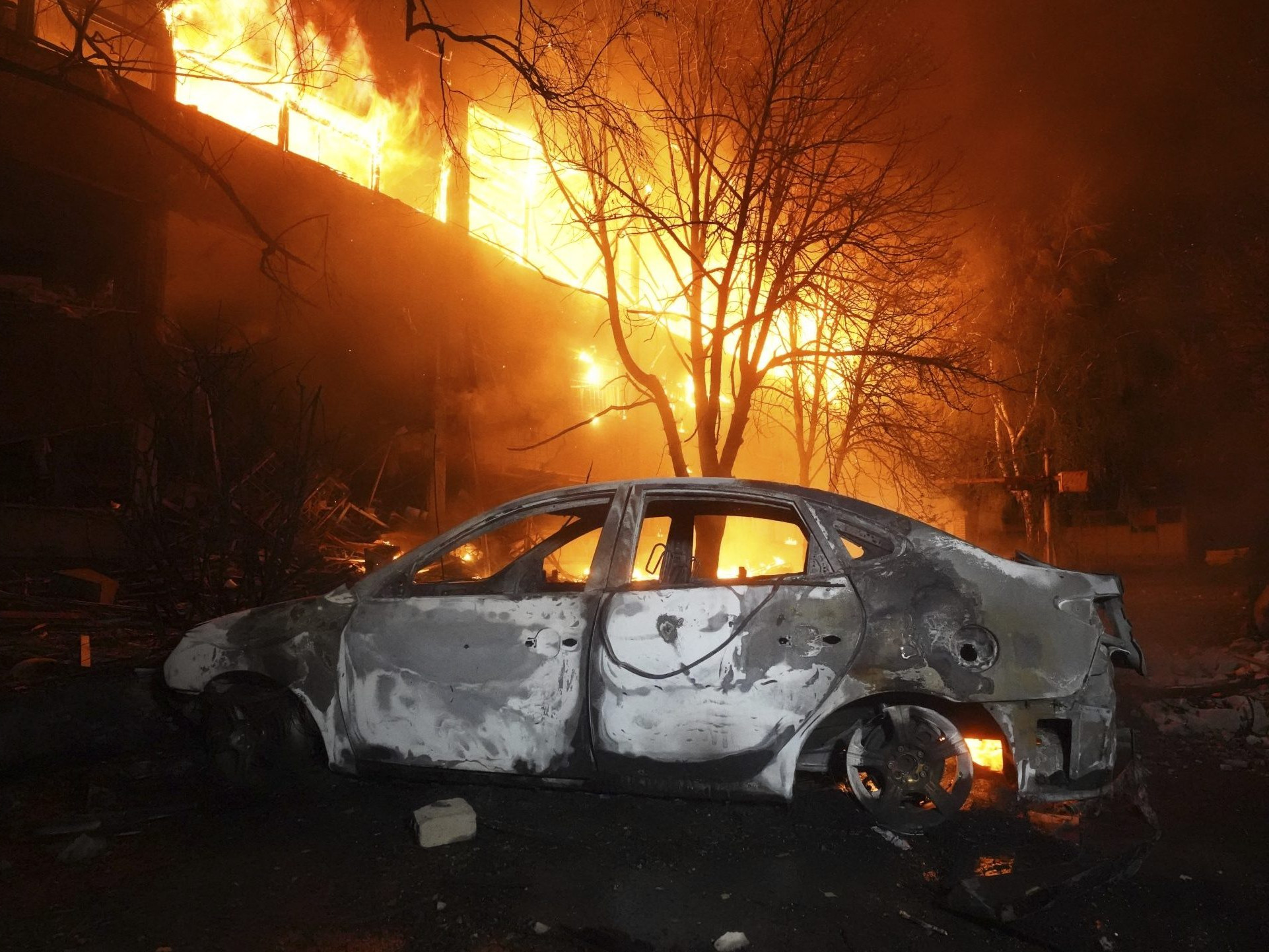 horiaca budova a auto v Charkove