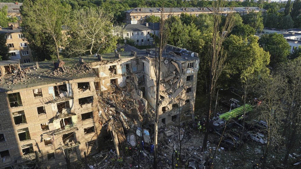 Rusko útočilo na Kyjev dronmi a raketami. V meste hlásia najmenej šesť mŕtvych, obete sú aj v iných regiónoch