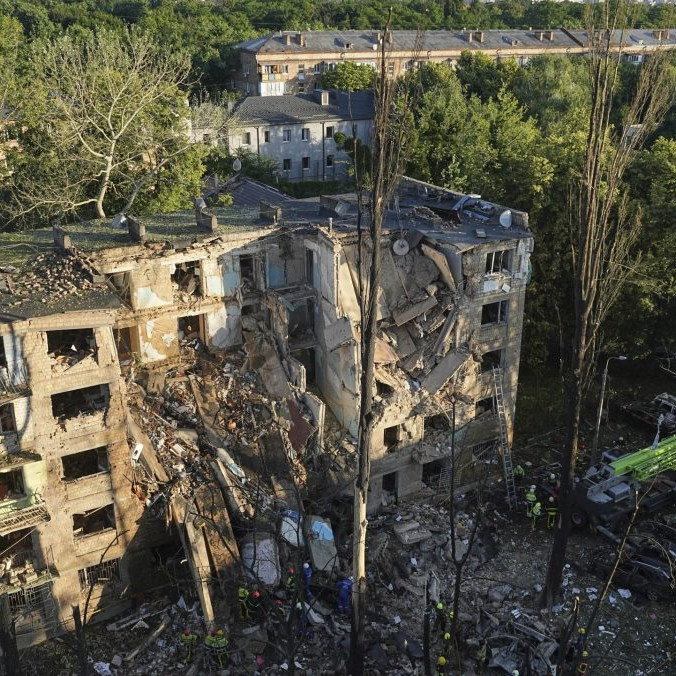 Rusko útočilo na Kyjev dronmi a raketami. V meste hlásia najmenej šesť mŕtvych, obete sú aj v iných regiónoch