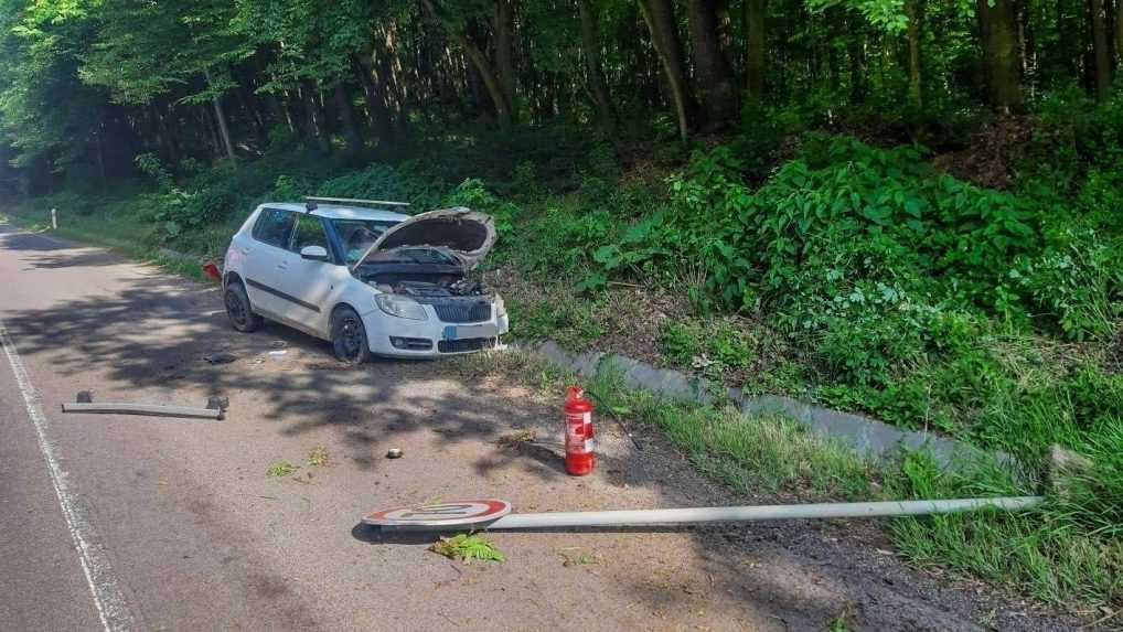 Na snÃƒÂ­me vozidlo znaÃ„Âky Ã…Â koda po nehode s otvorenou kapotou, pred nÃƒÂ­m zrazenÃƒÂ¡ znaÃ„Âka maximÃƒÂ¡lnej povolenej rÃƒÂ½chlosti.