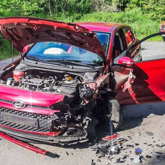 Čelná zrážka dvoch áut pri Košiciach: Medzi zranenými je aj dieťa, úsek bol neprejazdný