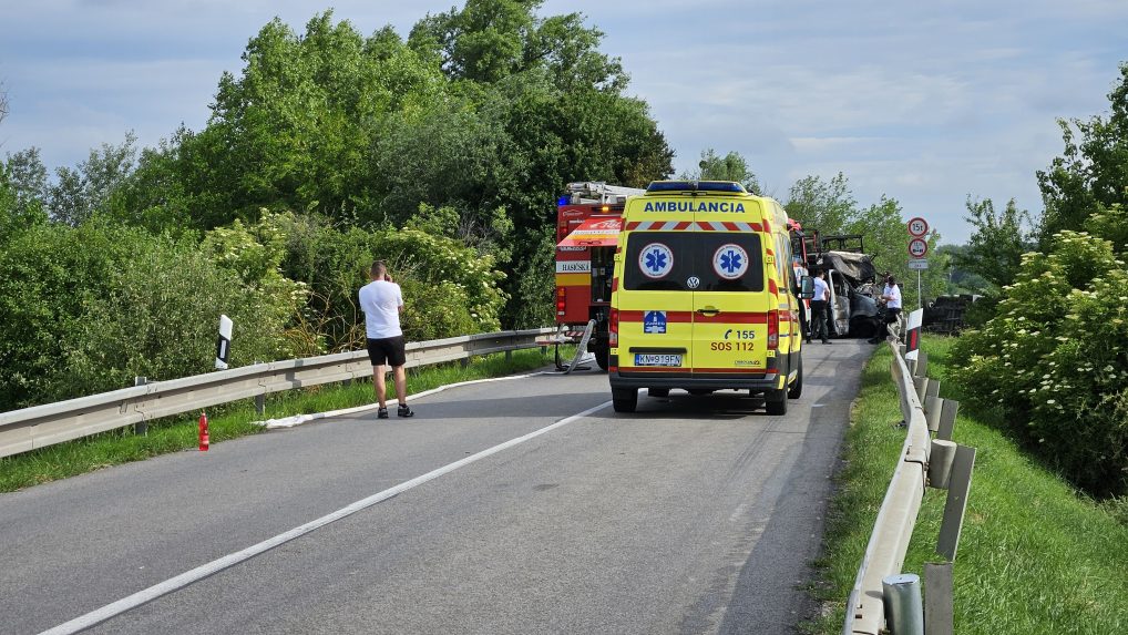 V KolÃƒÂ¡rove sa zrazil kamiÃƒÂ³n s dodÃƒÂ¡vkou. Zranilo sa devÃƒÂ¤Ã…Â¥ osÃƒÂ´b, dopravnÃƒÂº nehodu nepreÃ…Â¾ili Ã…Â¡tyri osoby.