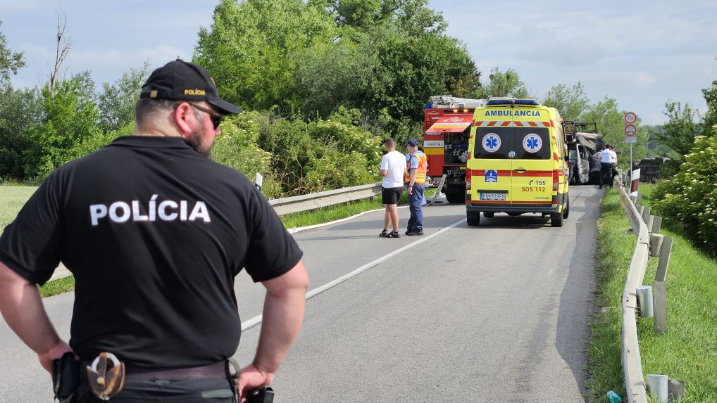 V KolÃƒÂ¡rove sa zrazil kamiÃƒÂ³n s dodÃƒÂ¡vkou. Zranilo sa devÃƒÂ¤Ã…Â¥ osÃƒÂ´b, dopravnÃƒÂº nehodu nepreÃ…Â¾ili Ã…Â¡tyri osoby.