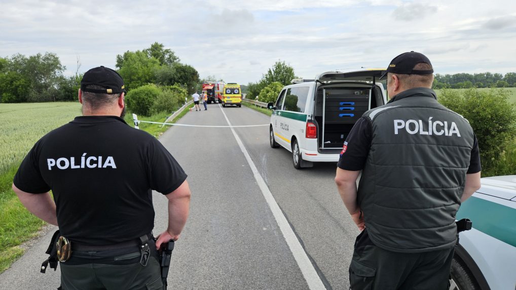 V KolÃƒÂ¡rove sa zrazil kamiÃƒÂ³n s dodÃƒÂ¡vkou. Zranilo sa devÃƒÂ¤Ã…Â¥ osÃƒÂ´b, dopravnÃƒÂº nehodu nepreÃ…Â¾ili Ã…Â¡tyri osoby.